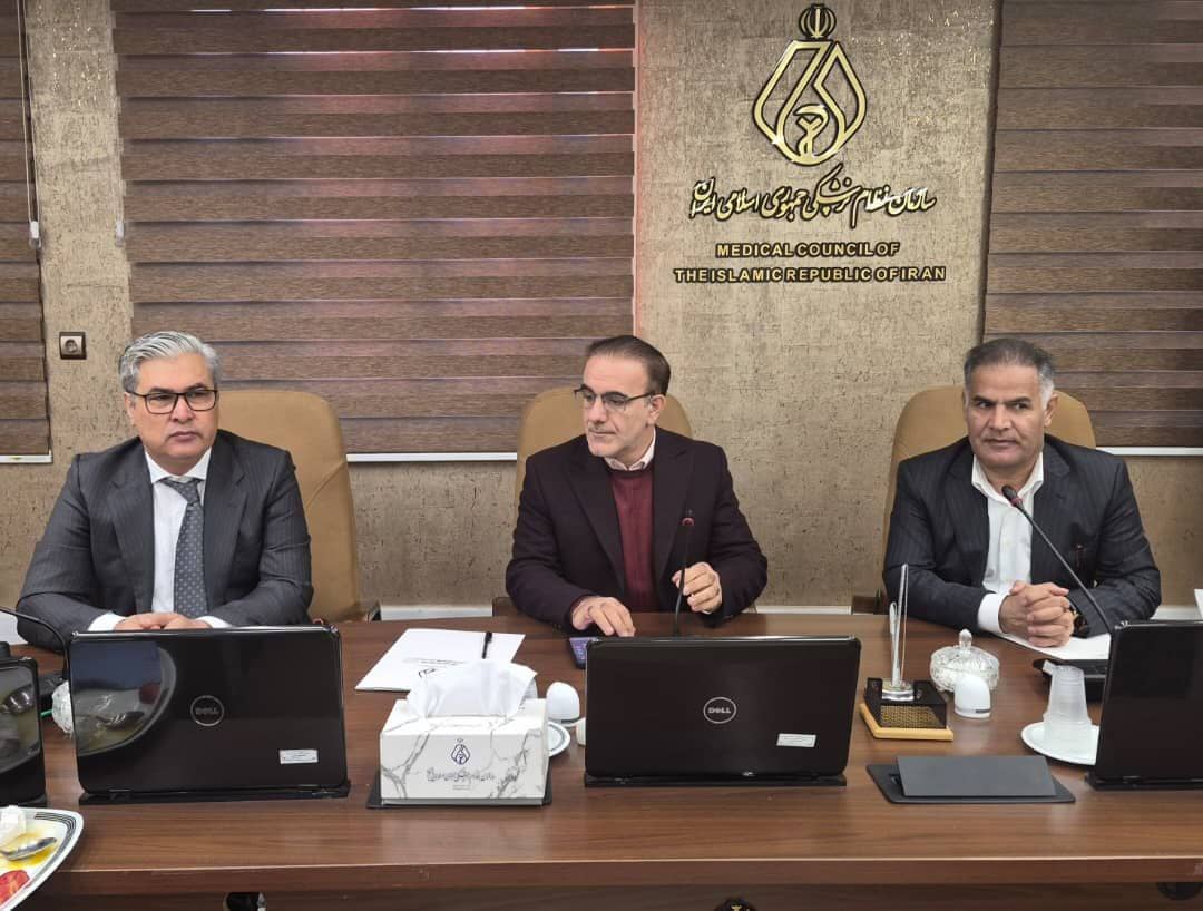 دیدار رئیس‌کل سازمان نظام پزشکی با اعضای انجمن علمی جراحان مغز و اعصاب و ستون فقرات ایران